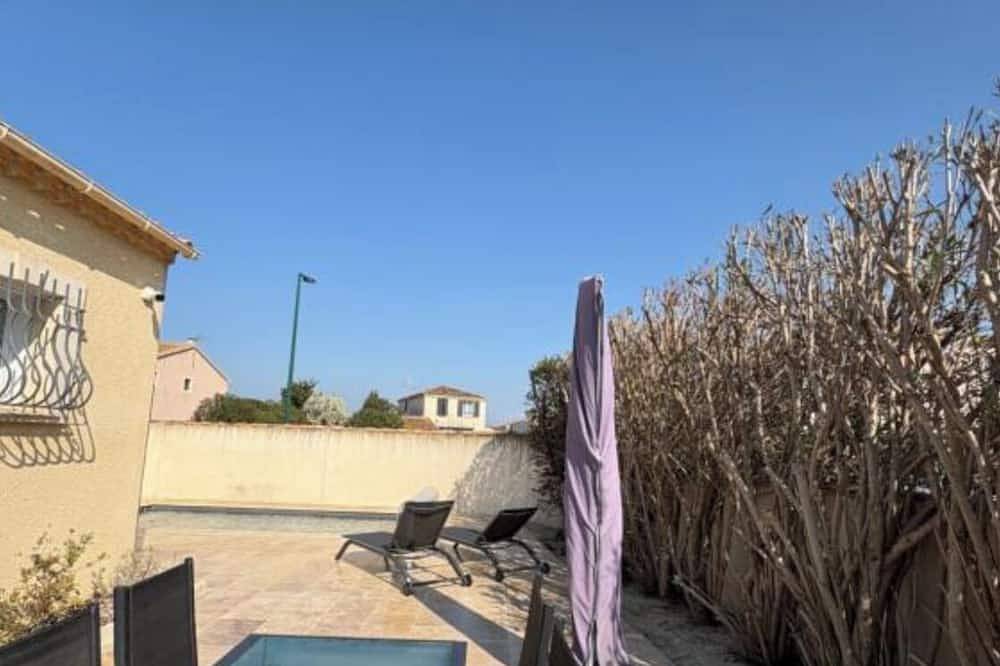 Magnificent villa with Jacuzzi, pétanque pool and large garden in Fourques, Nimes region