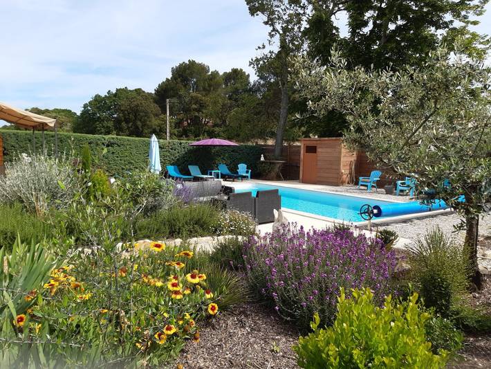 Gîte pour 3 personnes, avec jardin ainsi que terrasse et piscine