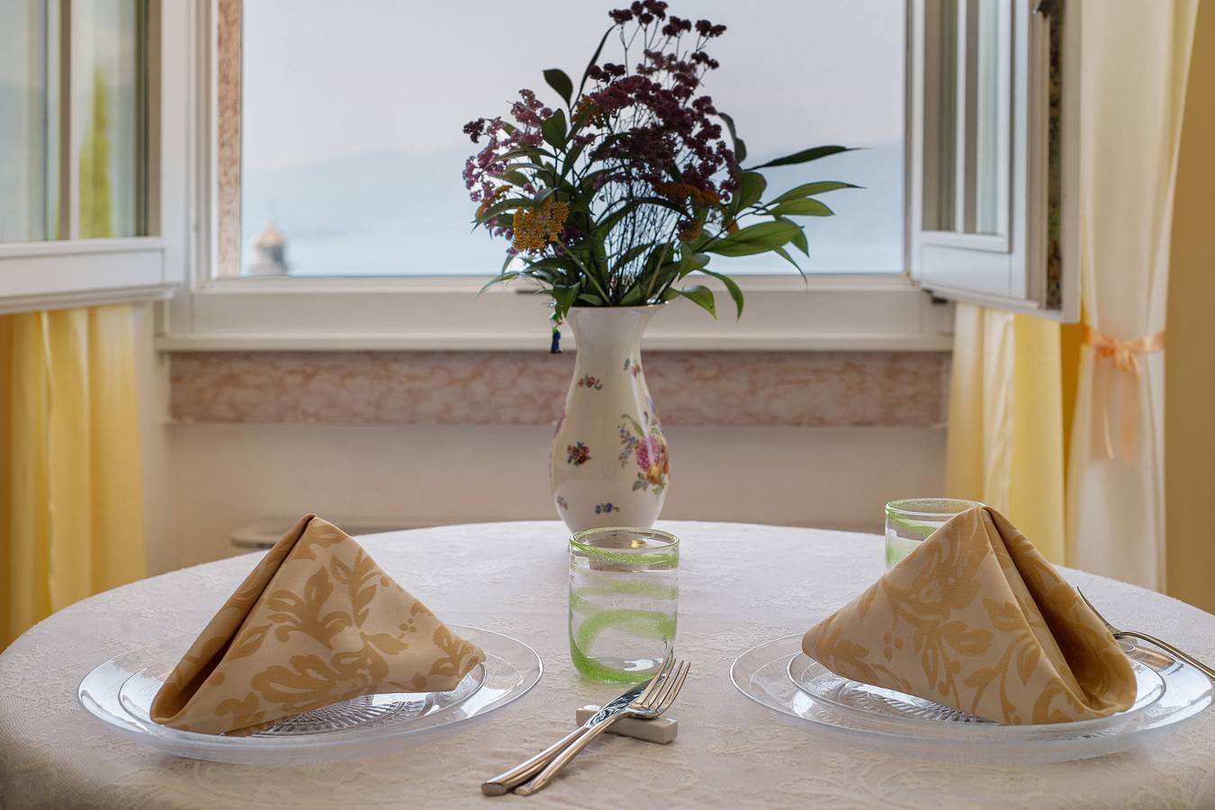 Zimmer 'Gemme Suite Bb' mit Seeblick, Balkon und Wlan in Torri del Benaco, Gardasee-Berge