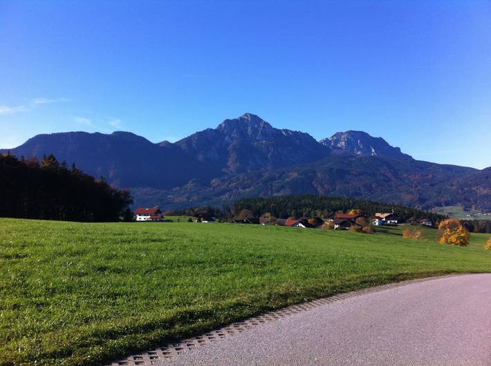 Ganze Ferienwohnung, Kochhof - Gästehaus unten 45 qm, Wohnküche, 2 Schlafzimmer, Terrasse mit traumhafter Aussicht in Piding, Bayerische Alpen