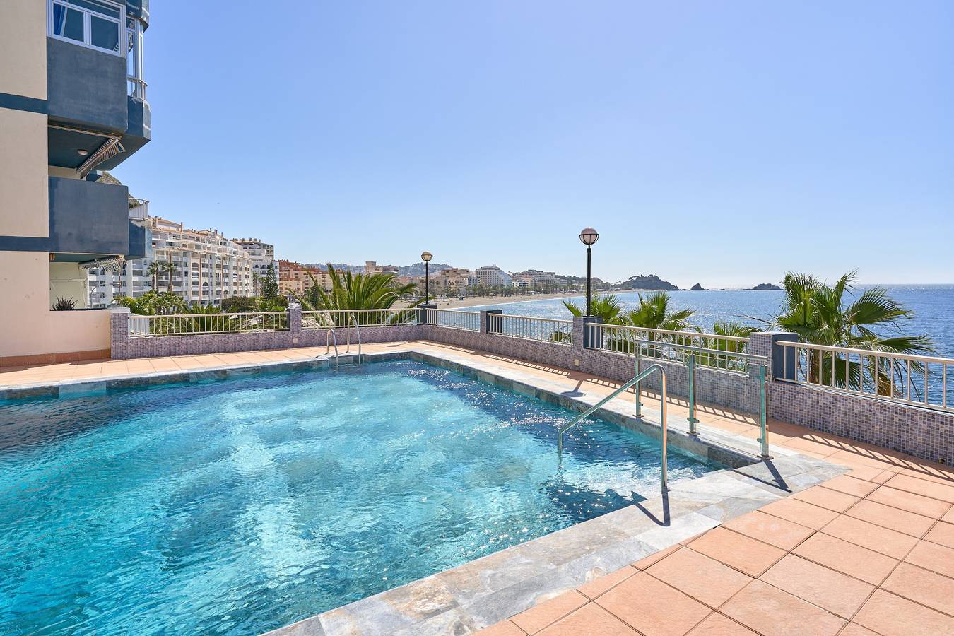 Entire apartment, Apartment 'Brisa Marina' with Sea View, Shared Pool and Wi-Fi in Almuñecar, Costa Tropical