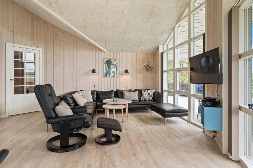 5-star luxury holiday home with hot tub and sauna, just 200 metres from the beach in Blåvand, Région de Varde
