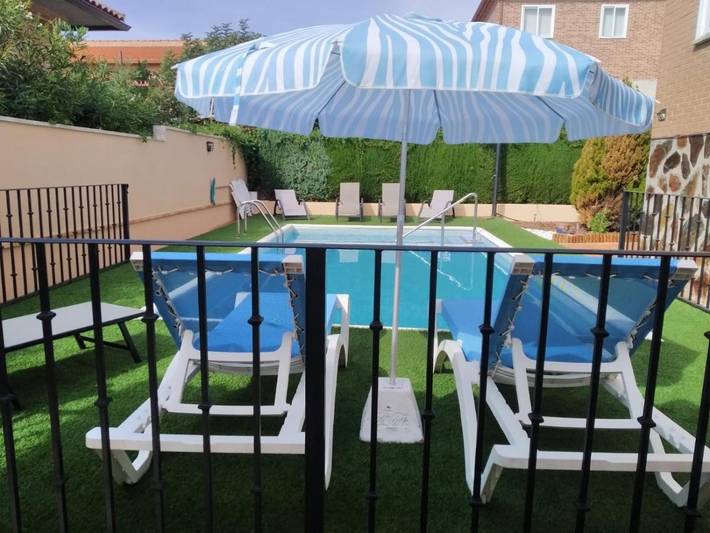 Casa de vacaciones para 9 personas, con piscina además de jardín y vistas, Se admiten mascotas en Montes de Toledo - 2