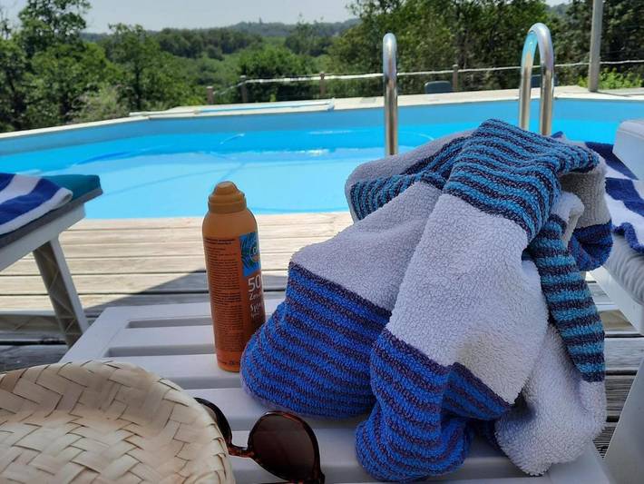 Location de vacances pour 4 personnes, avec piscine ainsi que terrasse et jardin à Les Salles-Lavauguyon - 2