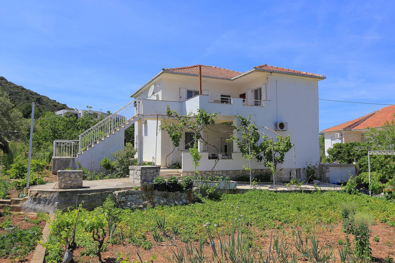 Cały apartament, Trzypokojowy apartament z tarasem i widokiem na morze Vinisce, Trogir A-11029-d in Vinisce, Żupania splicko-dalmatyńska