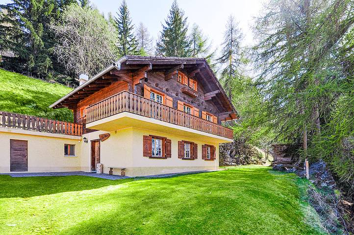 Ferienhaus für 16 Personen, mit Balkon und Terrasse sowie Garten und Ausblick im Wallis
