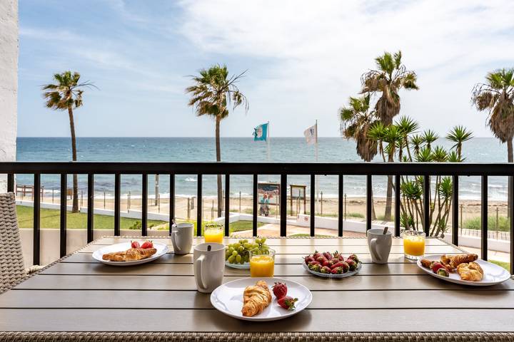 Entire apartment, Beach Front house - Full Sea view - Dona Lola Beach Resort - Marbella - Mijas in Sitio de Calahonda, Mijas