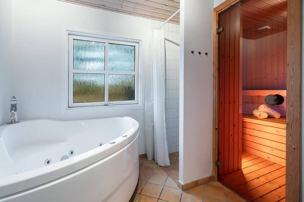 Schön gelegenes Ferienhaus mit Vildmarks-Bad in Henne Strand in Henne, Varde