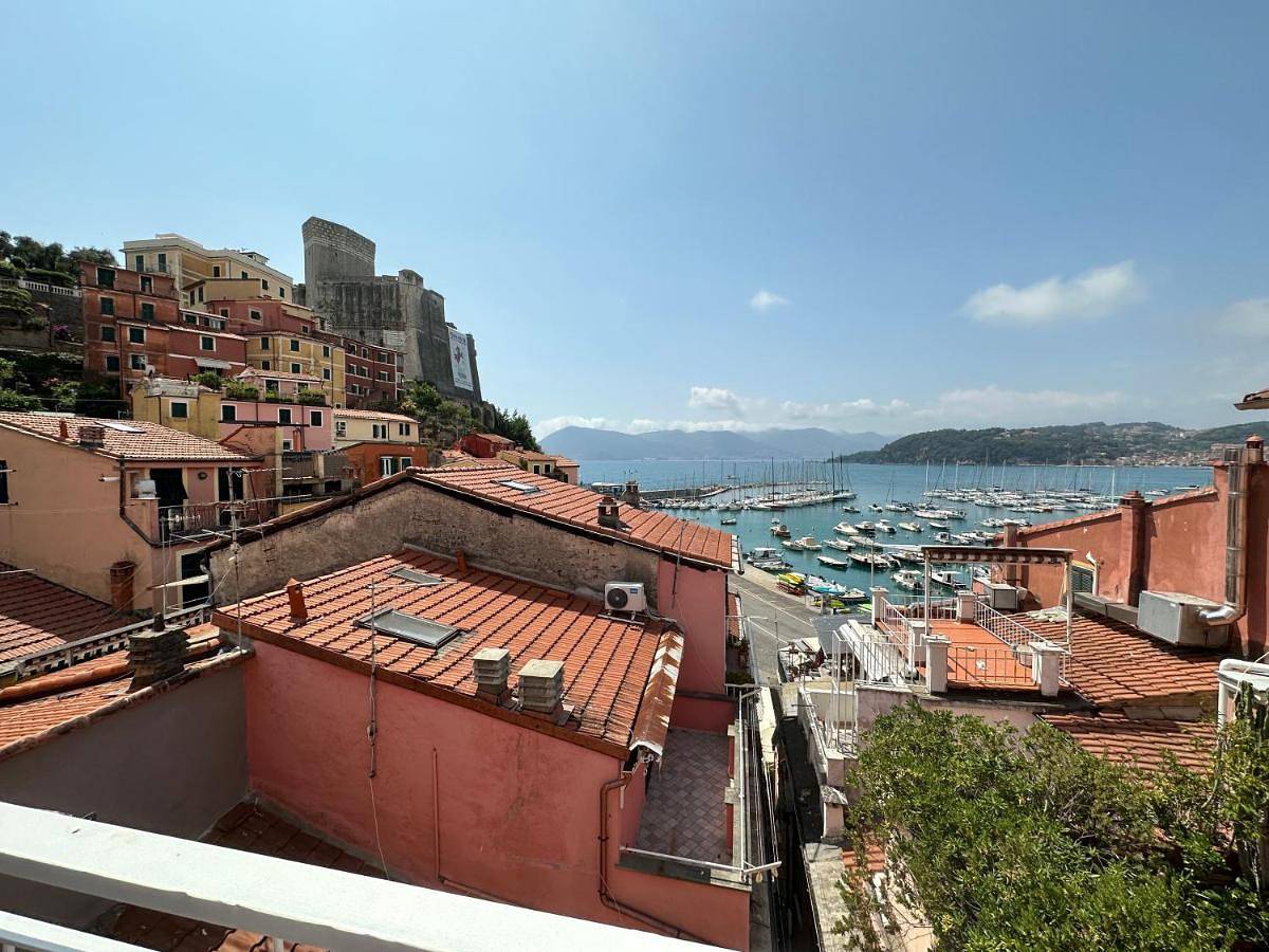 Favolosa stanza gialla con terrazzino vista mare Mottino23 in Lerici, Commune de Lerici