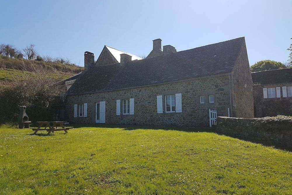 Antigua casa de labranza de la mansión in Siouville-Hague, Côte de la Déroute