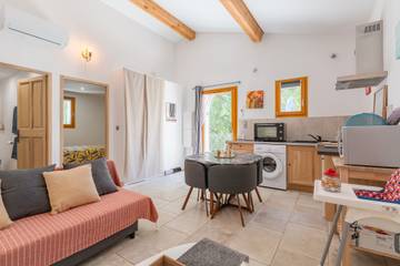 Gîte pour 4 personnes, avec jardin à Saint-Saturnin-lès-Apt