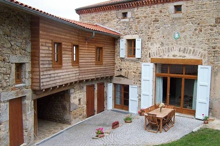 Location de vacances pour 7 personnes, avec balcon et jardin à Échandelys