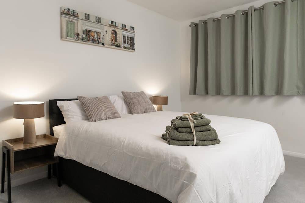 Luxury Virginia Water 3Br | Thorpe Park | Heathrow in Thorpe Park, Surrey