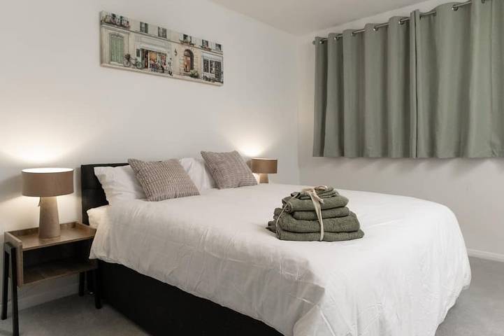 Luxury Virginia Water 3Br | Thorpe Park | Heathrow in Thorpe Park, Surrey