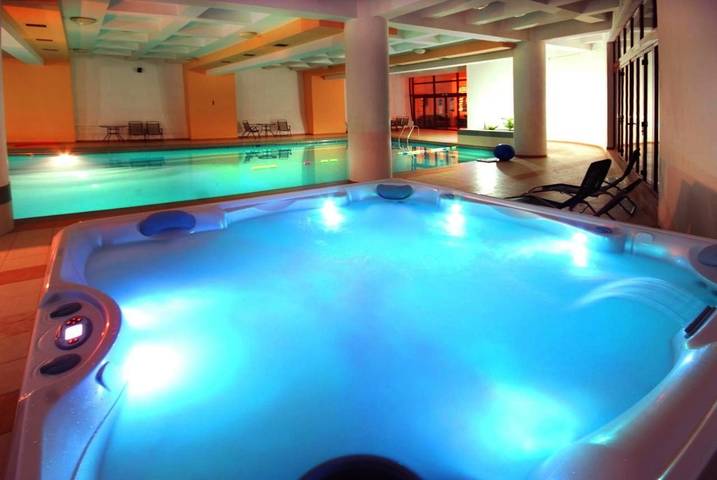 Maison d’hôte pour 8 personnes, avec piscine et balcon ainsi que vue et sauna