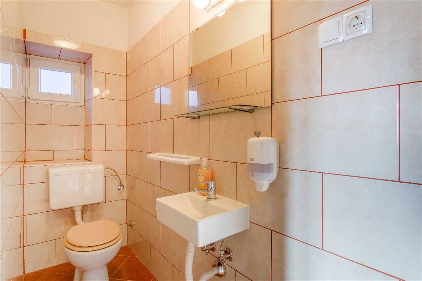 Entire apartment, Spacious 3-Bedroom apartment for 6 in Veli Losinj, Kvarn Islands