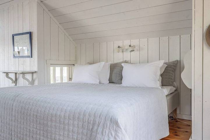 Villa Gökboet is a spacious and ultra-charming oceanfront residence in Vaxholm, Archipel de Stockholm