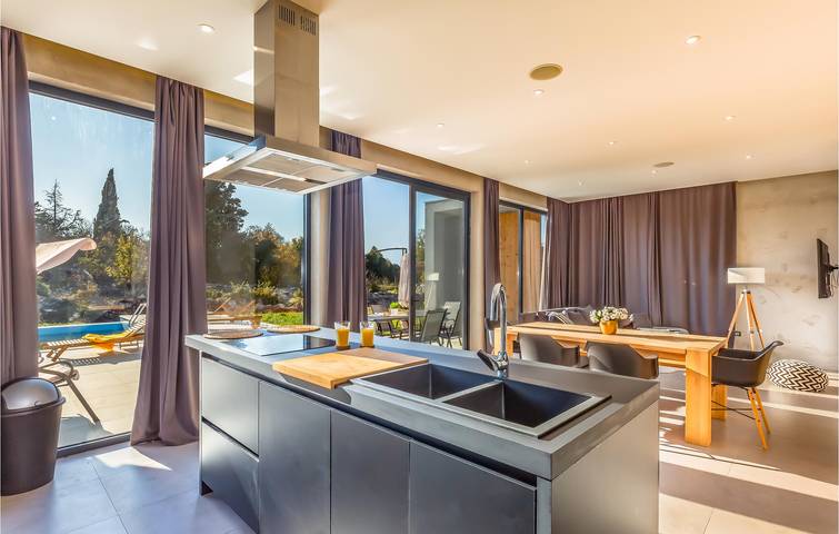 Gemütliche 130 m² große Ferienwohnung mit Pool und Terrasse, 2 km vom Fluss Cetina entfernt in Dalmatinisches Zagora