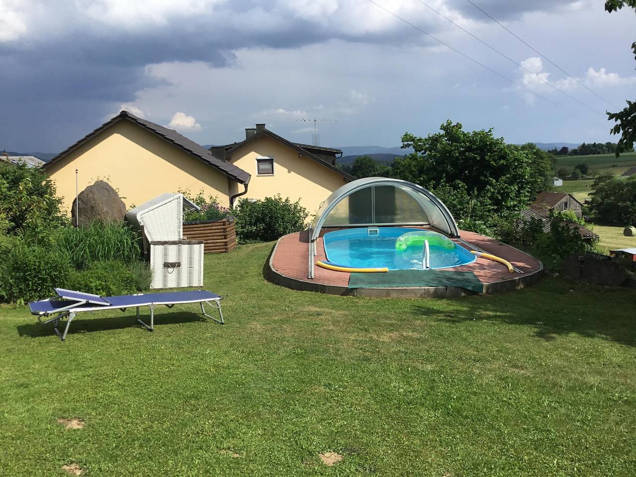 Haus Ruhland - Gemütliche Ferienwohnung mit Terrasse und Pool in Tiefenbach, Ostbayern