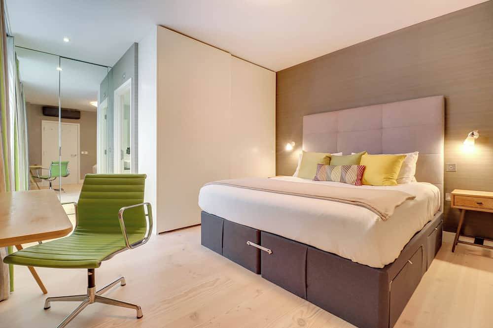 Entire apartment, Large Modern Designer Soho Flat with Aircon, 24 Hour Concierge and Terrace in London, South East England