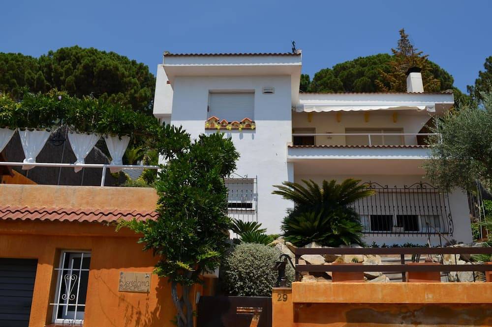 Bright Villa in Sant Pol de Mar, Barcelona. A few minutes walk away to the beach in Sant Pol de Mar, Costa del Maresme