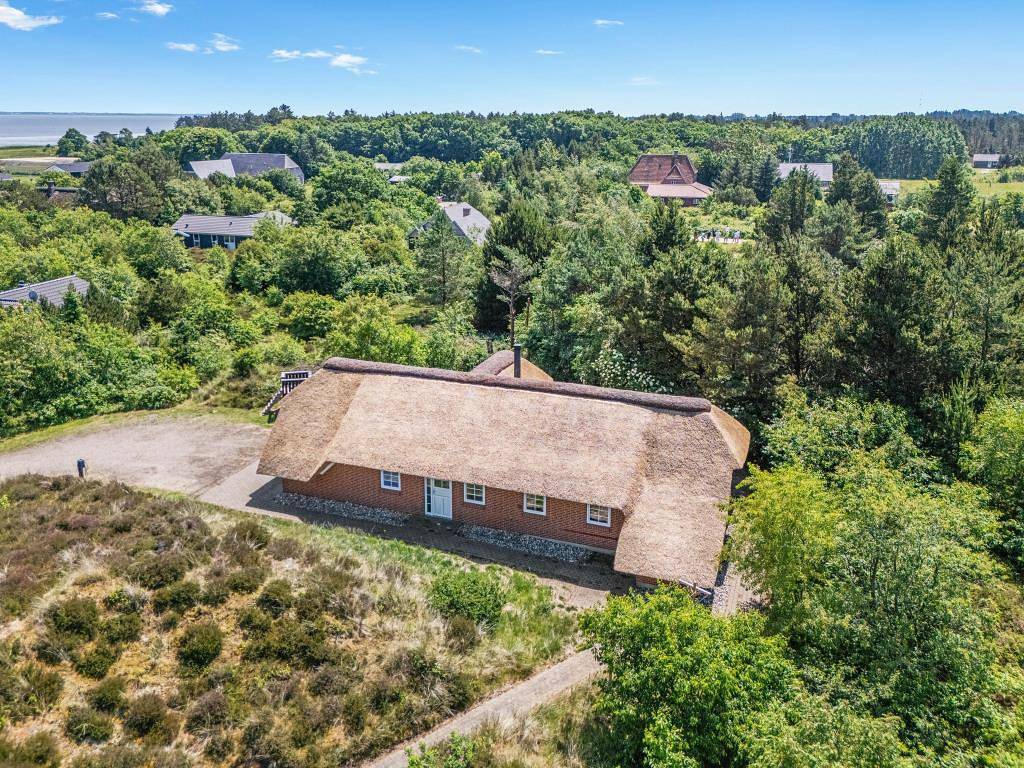 Charmantes Reetdachhaus mit toller Lage und Whirlpool und Sauna in Sønderstrand, Tagholm