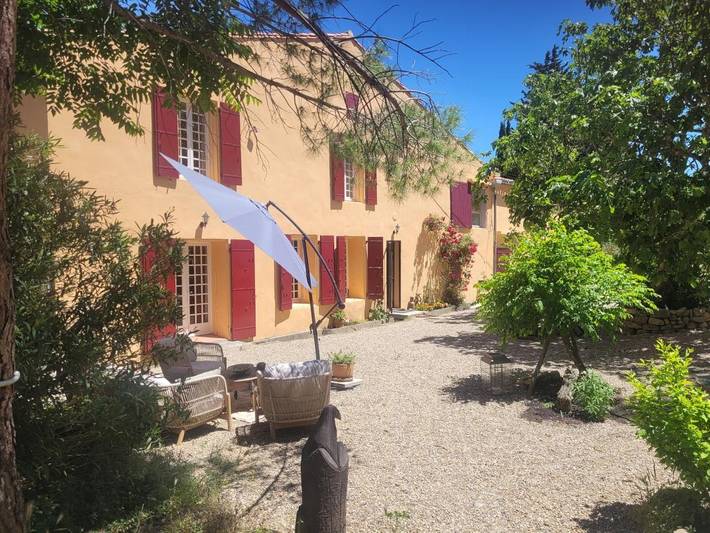 Location de vacances pour 8 personnes, avec Terrasse et Jardin ainsi que Piscine et Vue à Aigne