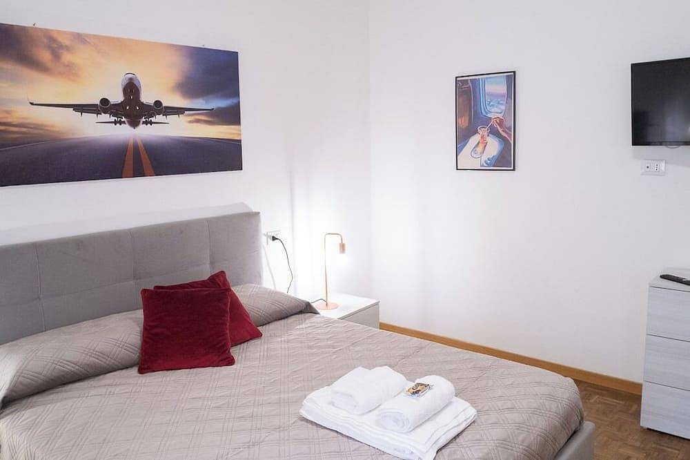 Entire apartment, Charming Two-Bedroom Apartment in Downtown Cremona in Cremona, Cremona Province