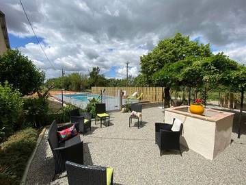 Location de vacances pour 9 personnes, avec vue et piscine ainsi que terrasse et jardin à Beaumont-de-Lomagne