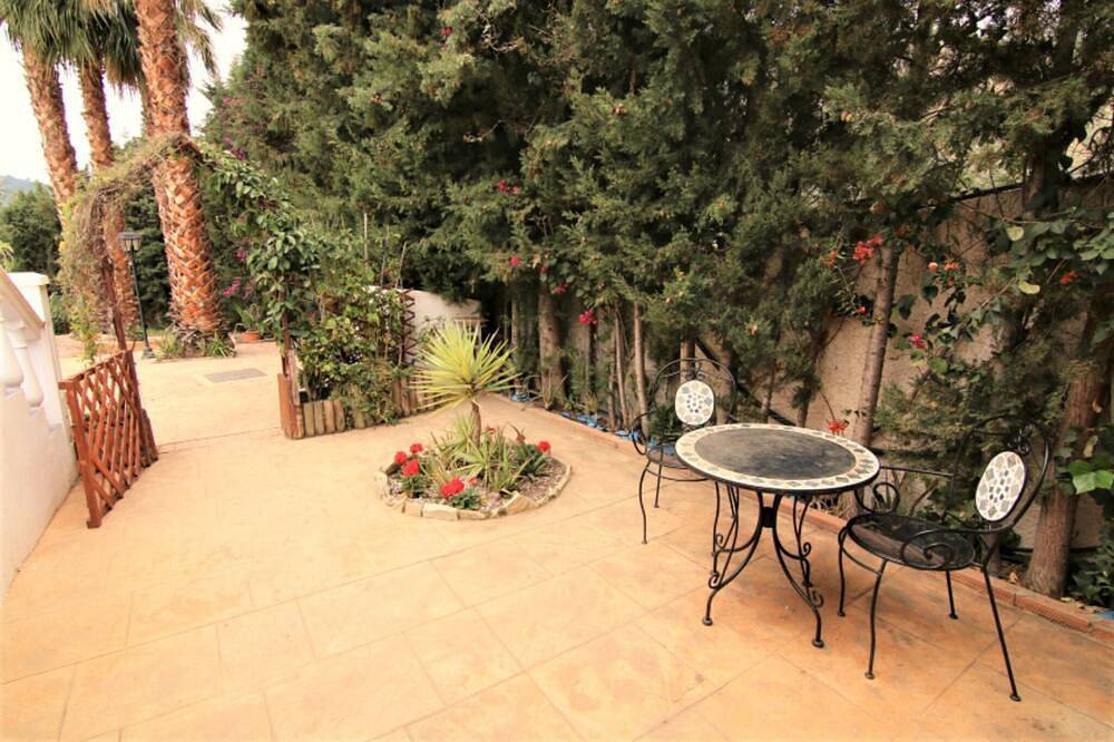 Delightful Studio 'Torre' w/Pool Views, sleeps 2, in country holiday complex in Canillas de Aceituno, Málaga Province