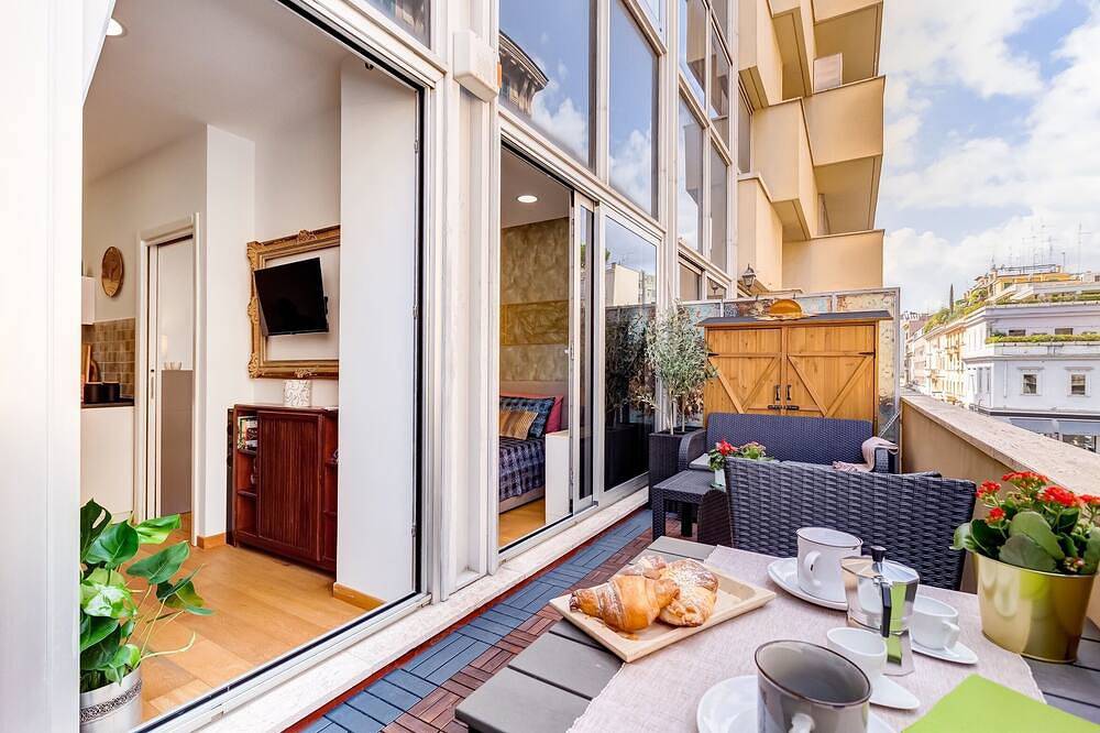 Entire apartment, Lovely home in the center of Rome, Fabrizia. in Rome, Rome Province