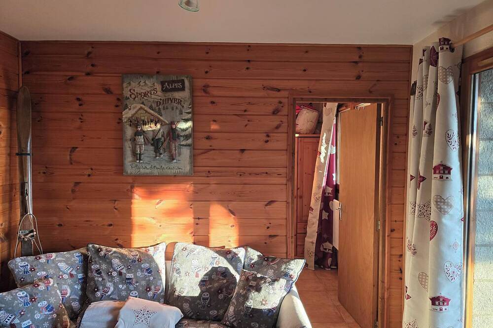 Appartement de  37 m2 dans Rdc chalet vue lac plein sud in Puy-Sanières, Parc national des Écrins