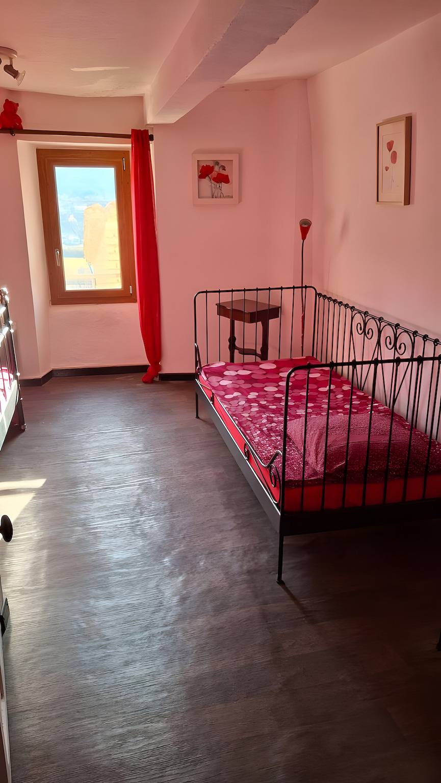 Room 'Coquelicot' with Mountain View, Shared Terrace and Wi-Fi in Montbrun-les-Bains, Nyons region