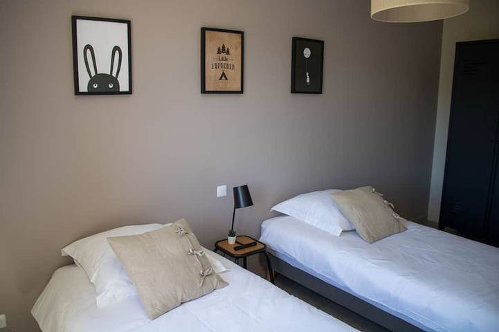 Gîte pour 6 personnes, avec terrasse ainsi que jardin et piscine à Laval-Saint-Roman - 4