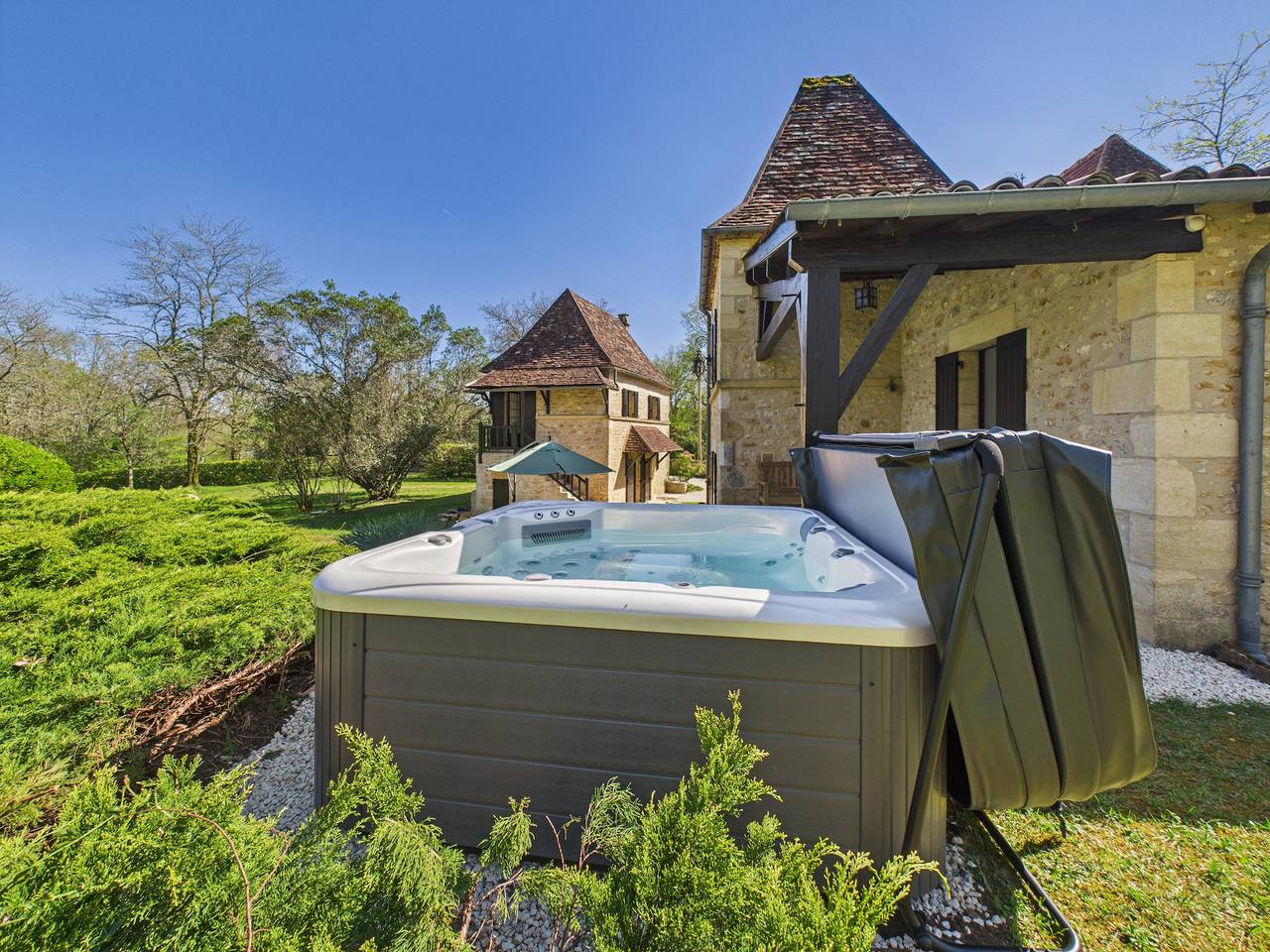 Jolie maison avec jacuzzi pour 8 personnes in Mauzens-et-Miremont, Périgord Blanc