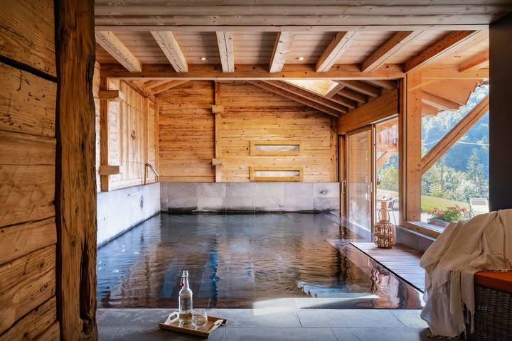 Chalet pour 12 personnes, avec sauna ainsi que piscine et jardin, adapté aux familles