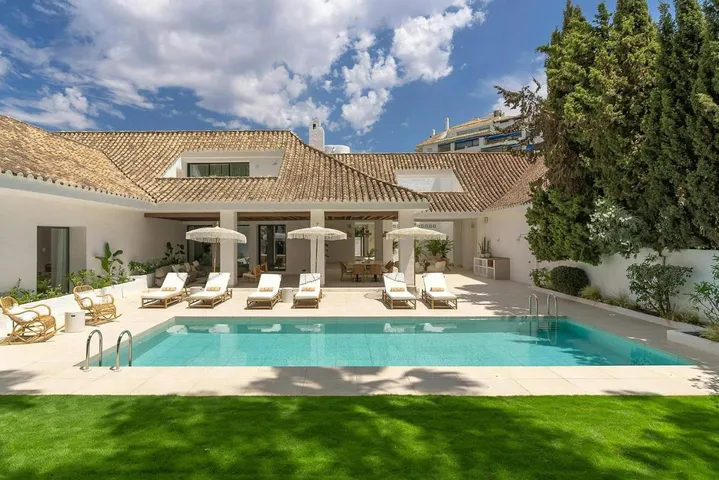 Chalet para 14 personas, con jardín y terraza además de vistas y piscina - 1