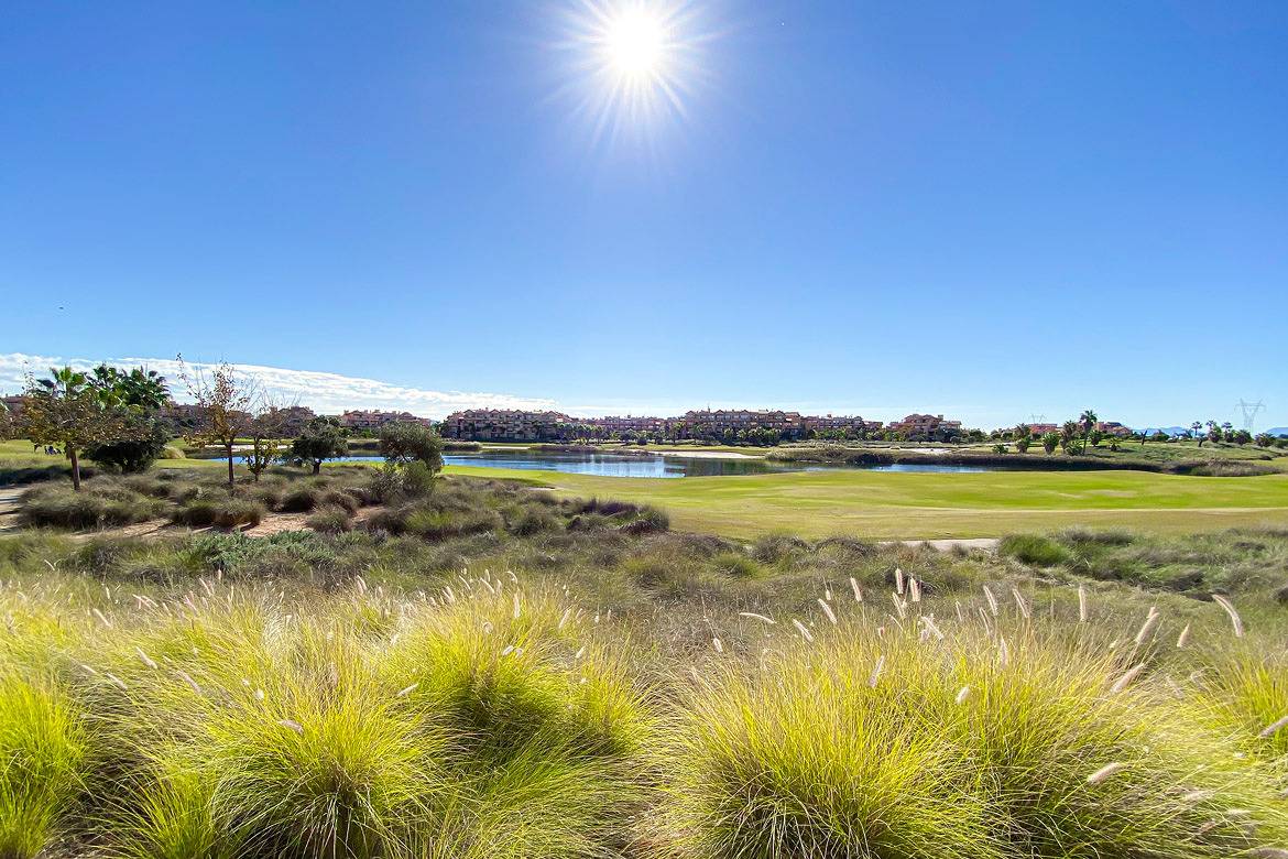 Apartamento entero, Apartamento "Planta baja de lujo orientada al sur" con vistas al lago, piscina y Wi-Fi in Mar Menor Polaris World, Mar Menor