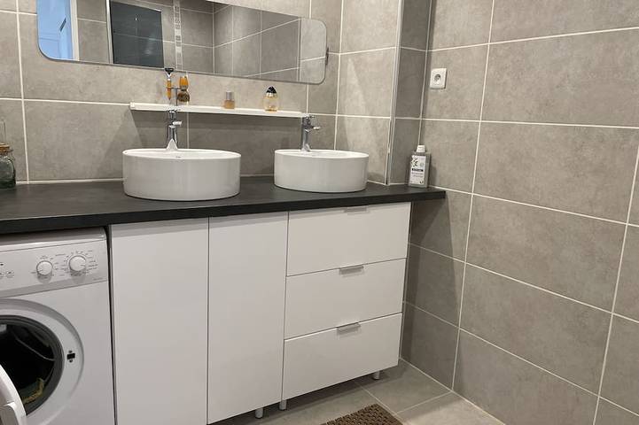 Ganze Wohnung, Cote d'azur apartment between Nice and Cannes with private pool access in La Gaude, Mittelmeerküste (Frankreich)