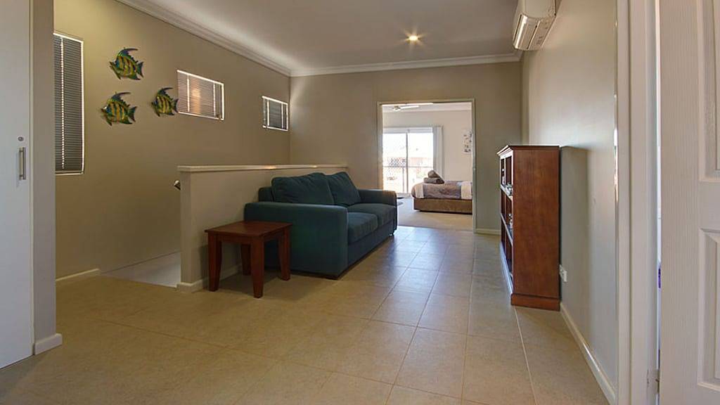 Moderne Villa in der Exmouth Marina mit Bootsanlegestelle. in Exmouth, Western Australia