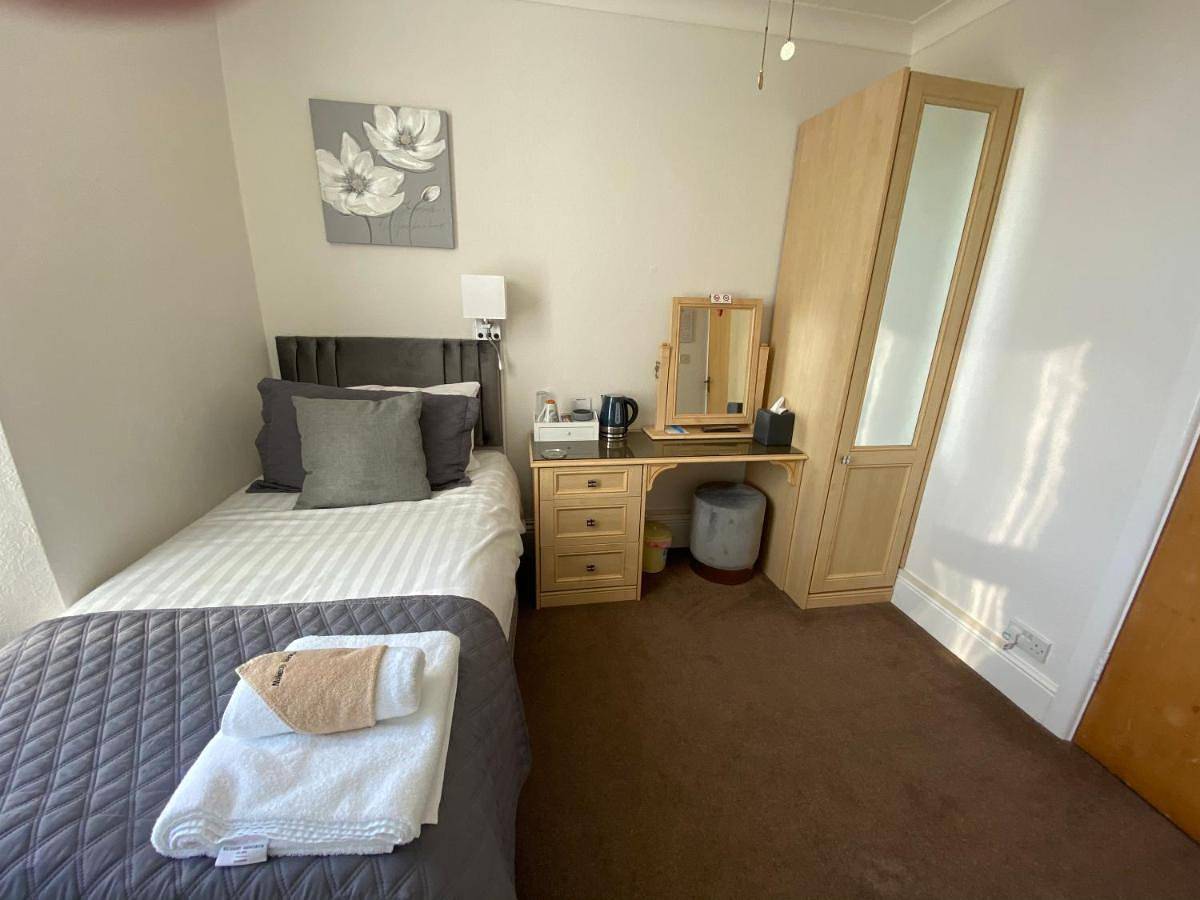 Small Double Room in Paignton, Torbay