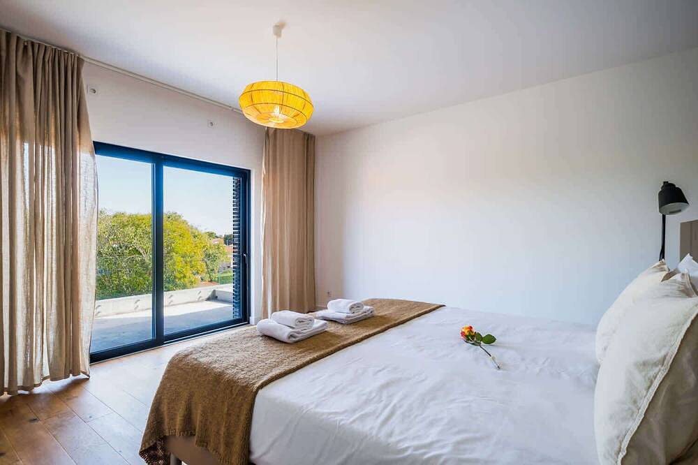 Casa Luminosa by Portugal Portfolio in Aldeia de Juzo, Cascais e Estoril