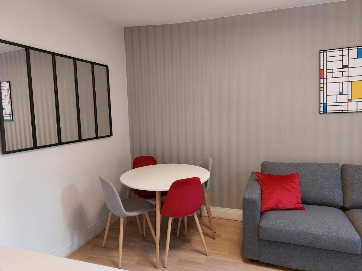 Appartement entier, One-Bedroom Apartment in Le Perreux-sur-Marne, Val-de-Marne