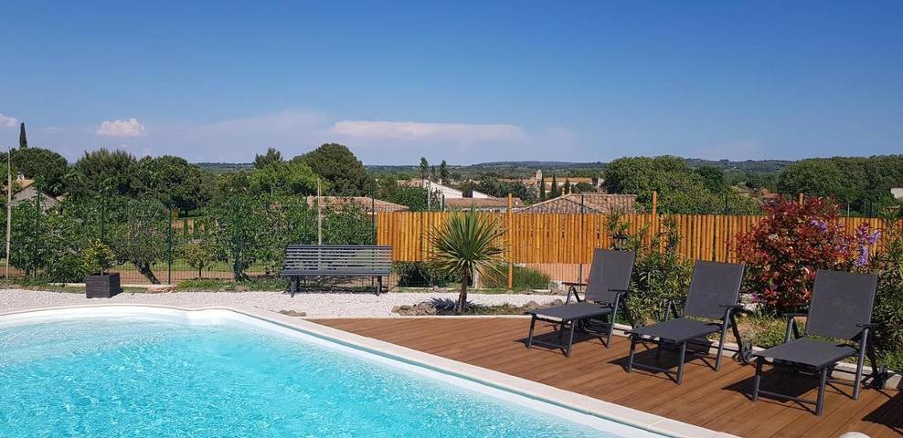 Location de vacances pour 6 personnes, avec jardin ainsi que vue et piscine, animaux acceptés à Canet (Hérault)