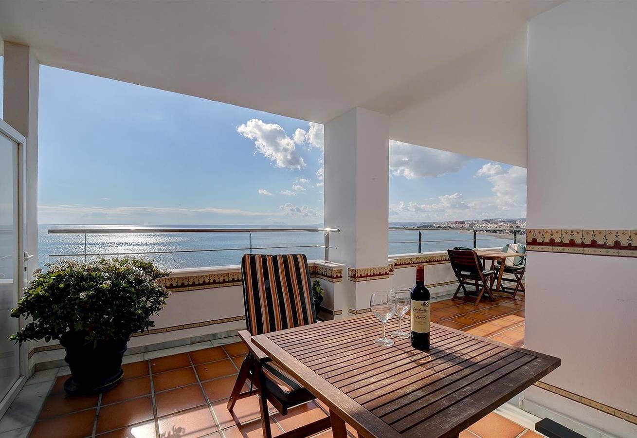 Appartement entier, Appartement "Boulevard 302" près de la mer avec vue sur mer et piscine in Estepona, Costa del Sol