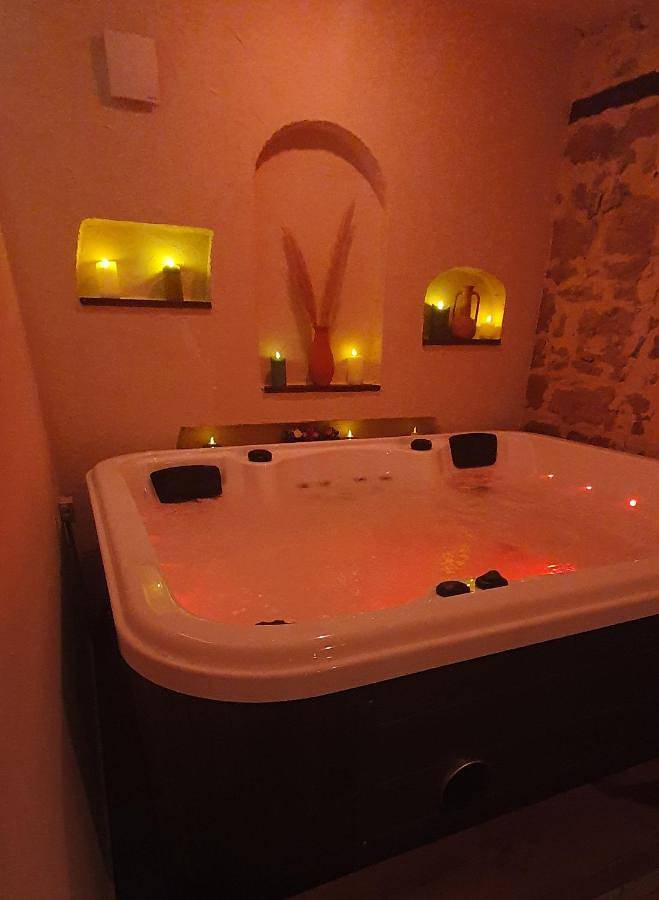 Appartement de vacances pour 6 personnes, avec Jacuzzi et Terrasse ainsi que Piscine et Sauna