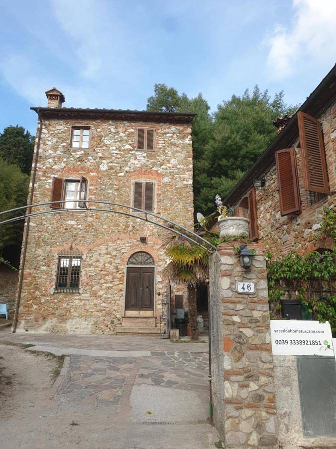 Location de vacances pour 19 personnes, avec vue et jardin à Vecchiano