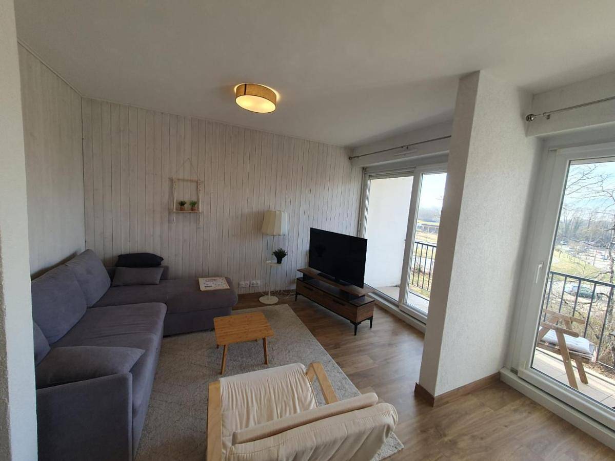 Appartement entier, One-Bedroom Apartment in Saint-Genis-Pouilly, Gex