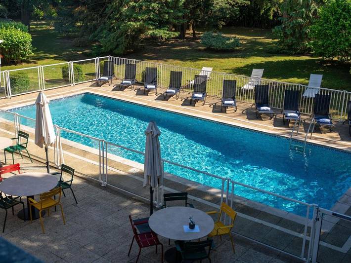 Hôtel pour 4 personnes, avec Terrasse ainsi que Jardin et Piscine