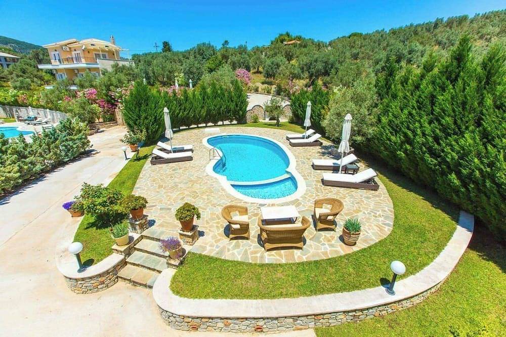 Luxury Villa Amelia with Pool, Bbq, Free Wifi- 3 Bedrooms Skiathos in Kalyvia, Sporaderne